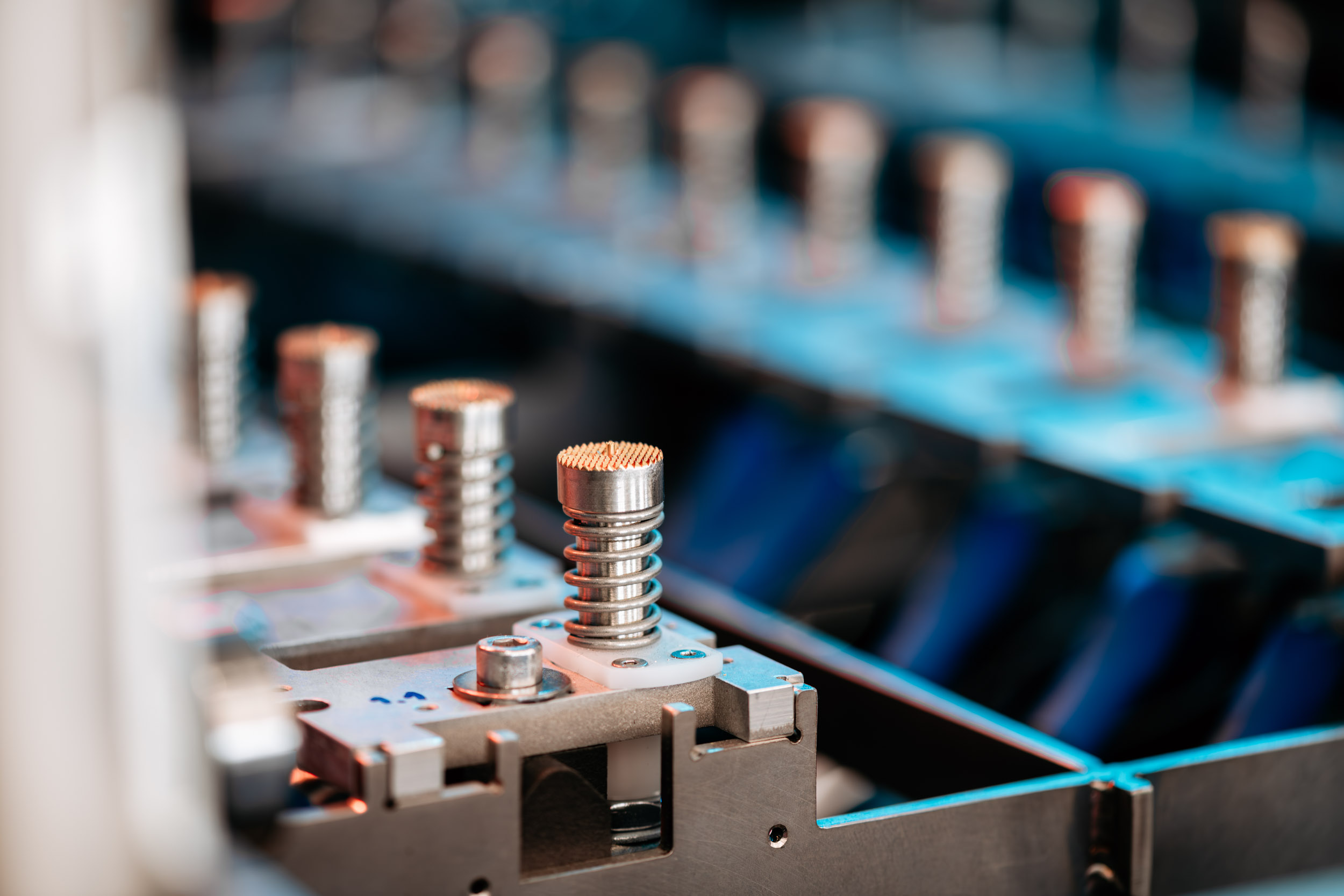 Specialized bottom-contact solutions for prismatic battery cells